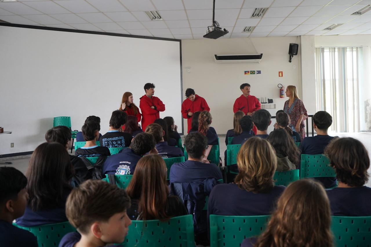 Teatro nas escolas de Campo Bom conscientiza adolescentes sobre cigarros eletrônicos e consumo de álcool