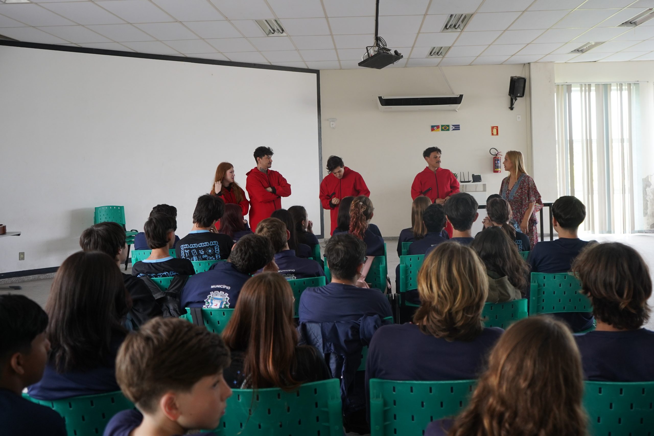Teatro nas escolas de Campo Bom conscientiza adolescentes sobre cigarros eletrônicos e consumo de álcool